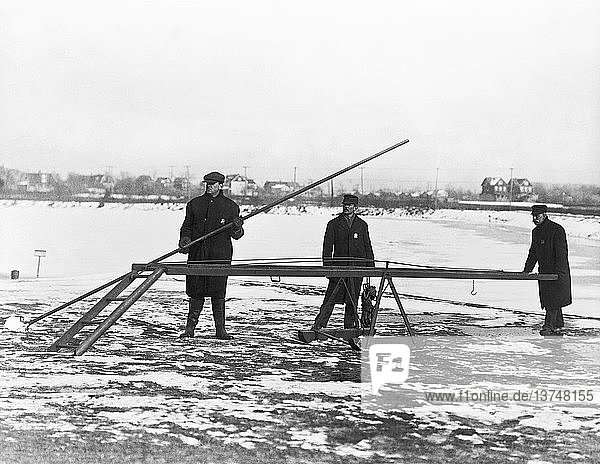 New York  New York: 1917 George Hanlon  der Vorarbeiter der Parks in Queens  mit einem lebensrettenden Gerät zur Rettung von Menschen  die beim Schlittschuhlaufen durch das Eis gefallen sind.