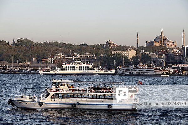 Boot auf dem Bosporus  Istanbul  Türkei.