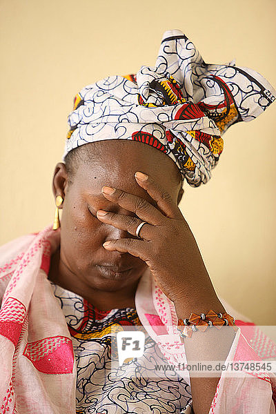 Traurige afrikanische Frau