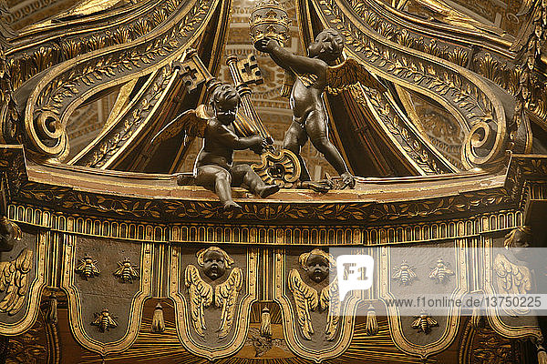 Hauptaltar in der Basilika St. Peter´s. Engel halten die Schlüssel des Heiligen Petrus '