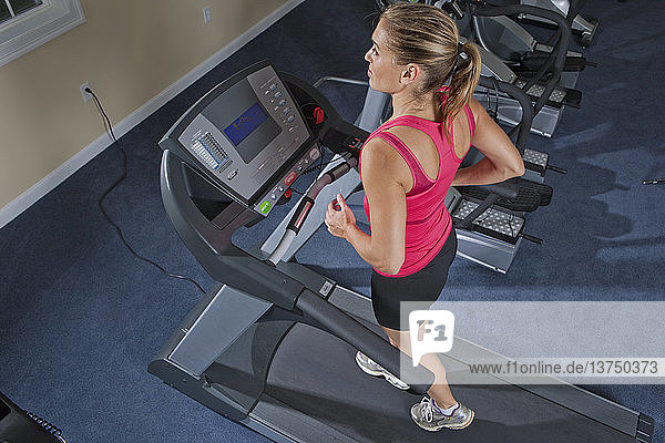 Frau läuft auf einem Laufband in einem Fitnessstudio