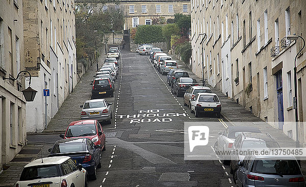 Verbotsschild für Durchgangsstraßen in der steilen Thomas Street  Walcot  Bath  England