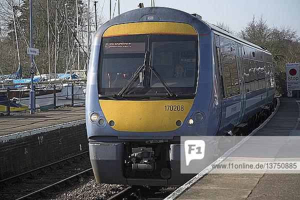 Dieseltriebzug der Baureihe 170 Turbo star bei der Annäherung an den Bahnsteig  Bahnhof Woodbridge  Suffolk  England