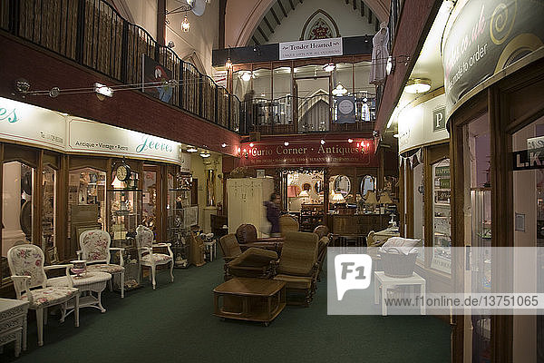Indoor-Shopping in einer umgebauten Kirche  Tynemouth  Northumberland  England