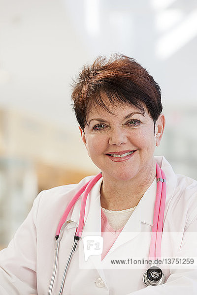 Porträt einer Krankenschwester mit einem Stethoskop