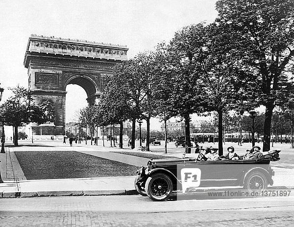 Paris  Frankreich: ca. 1929 Menschen in einem Reisewagen am Arc de Triomphe de l´Etoile am westlichen Ende der Champs-Elysees in Paris.