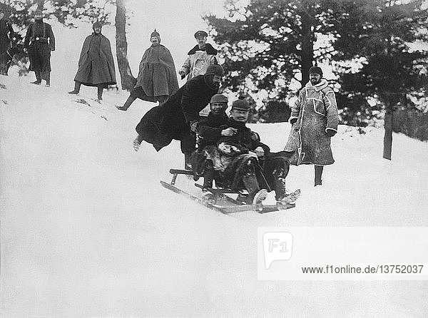 Frankreich: um 1916 Deutsche Soldaten beim Spiel im Schnee hinter der Front in Nordfrankreich