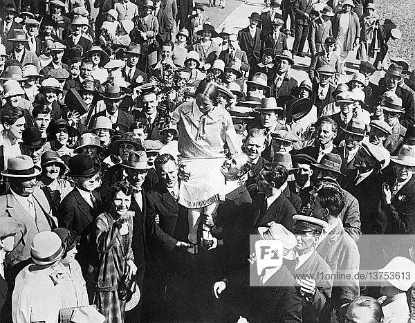 Dover  England: 6. September. 1926 Mrs. Clemington (Amelia) Corson wird auf den Schultern ihrer Unterstützer getragen  nachdem sie als zweite Frau erfolgreich den Ärmelkanal durchschwommen hat.