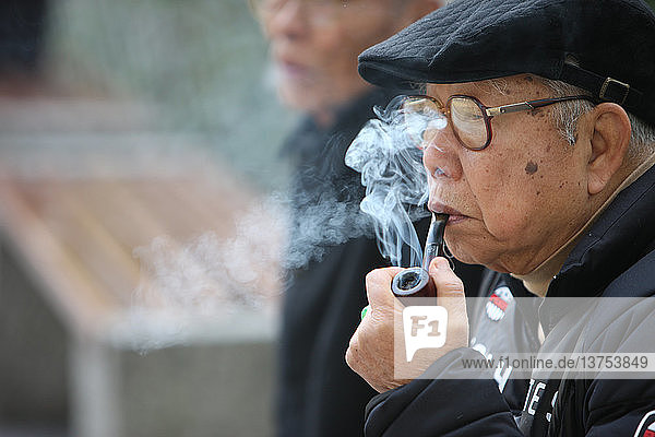 Alter Mann raucht eine Pfeife