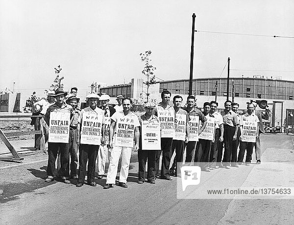 New York  New York: 20. Juli 1939 Einige der WPA-Streikenden auf dem North Beach Airport in Queens protestieren gegen die Zwangsentlassungen in den Reihen der Works Progress Administration.