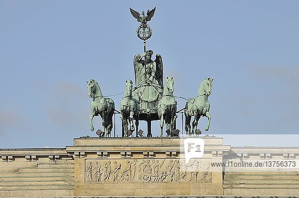 Skulptur am Brandenburger Tor  Berlin  Deutschland.