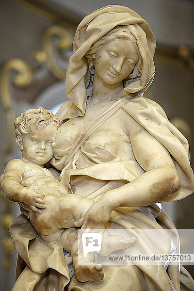 Skulptur der Jungfrau mit Kind in der Basilika San Martino  Martina Franca  Apulien