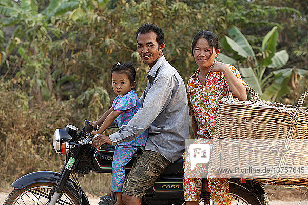 Kambodschanische Dorfbewohner auf einem Motorrad