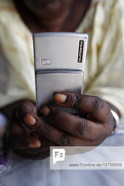 Senegalesin benutzt ein Mobiltelefon