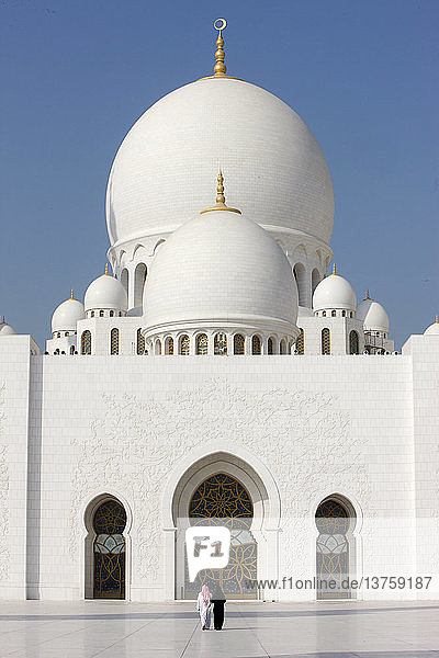 Große Sheikh-Zayed-Moschee. Die Hauptkuppel ist die größte Moscheekuppel der Welt.