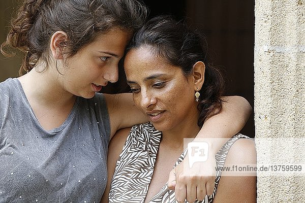 Teenager mit ihrer Mutter.