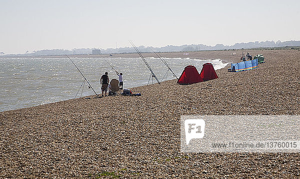 Menschen beim Meeresangeln vom Strand aus  Hollesley Bay  Shingle Street  Suffolk  England