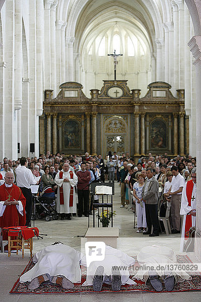 Diakonenweihe in der Abteikirche von Pontigny