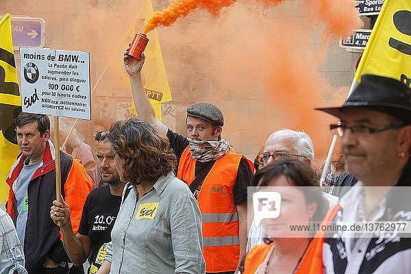 Postangestellte demonstrieren in Paris  Frankreich