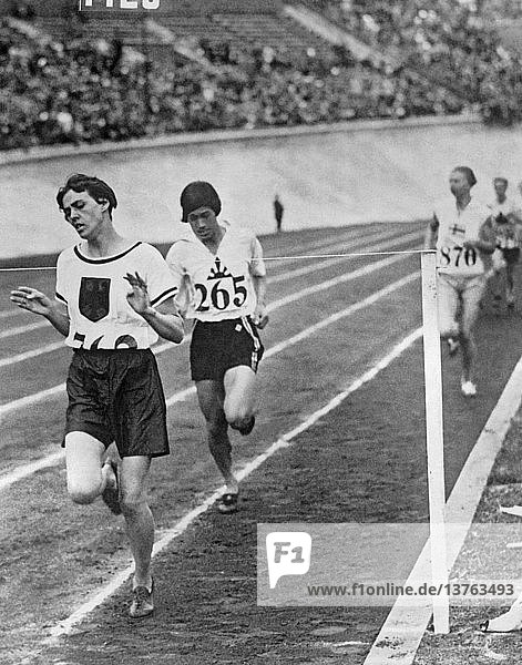 Amsterdam  Niederlande: 1928 Die deutsche Läuferin Lina Radke gewinnt das 800-Meter-Rennen der Frauen bei den Olympischen Sommerspielen 1928.