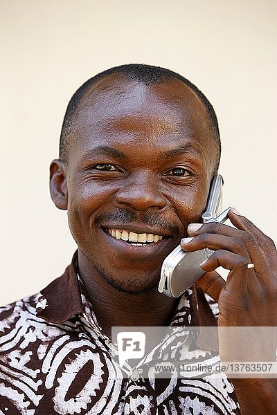 Mann mit Mobiltelefon  Akepe  Togo.