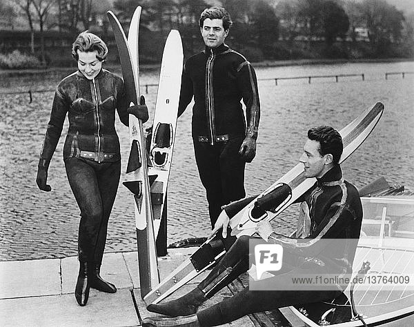 Scarborough  England: Juni 1960 Mitglieder des Yorkshire Water Ski Club tragen ihre Winterski-Uniformen aus ultra-mikrozellularem 3/16-Zoll-Neopren mit rostfreien  nicht klemmenden Neusilber-Reißverschlüssen.