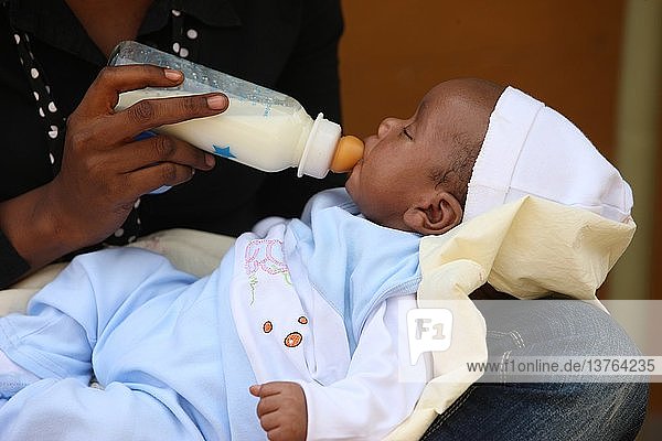 Afrikanische Mutter füttert ihr Baby mit der Flasche  Brazzaville  Kongo.