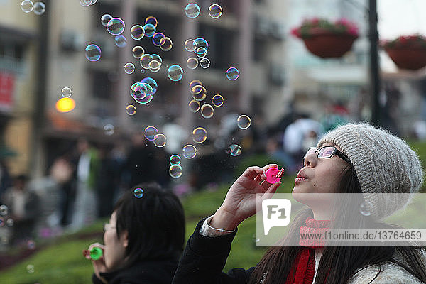 Seifenblasen pusten auf der Straße