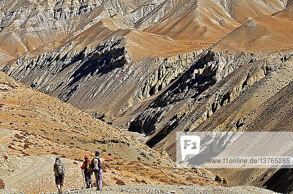 Trekking in Mustang in der Nähe des Dorfes Tsarang