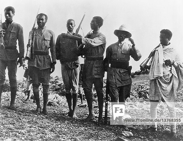 Äthiopien: 5. Oktober 1935 Äthiopische einheimische Soldaten beginnen ihren täglichen militärischen Drill zur Vorbereitung auf den Kampf gegen die einmarschierenden Italiener.