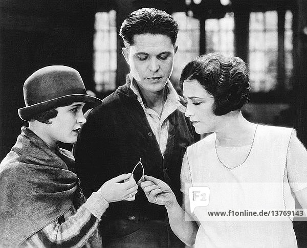 Hollywood  Kalifornien: ca. 1918 Die Schauspielerin Pauline Frederick zieht in einer Szene aus einem frühen Stummfilm an einer Wünschelrute.