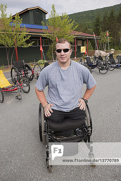 Beinamputierter Mann im Rollstuhl bereitet sich auf ein Rennen vor