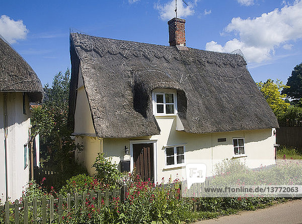 Attraktive reetgedeckte Cottages in dem Dorf Rattlesden  Suffolk  England