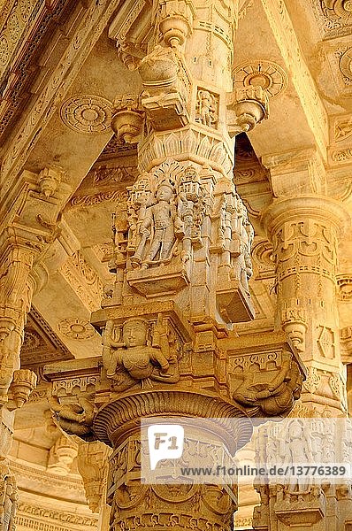 Skulpturen im Jain-Tempel von Ranakpur  XV. Jahrhundert  dem Adinath geweihter Jain-Tempel  geschaffen von Dipak.