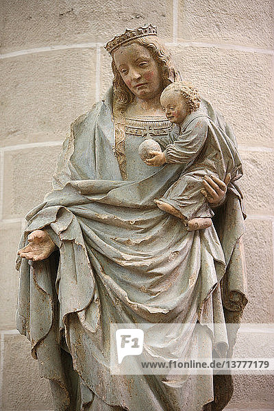 Statue der Jungfrau mit Kind in der Stiftskirche Notre-Dame de Dat?le