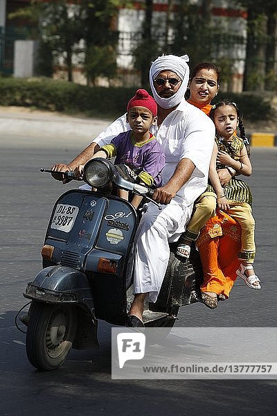 Sikh-Familie auf einem Motorroller  Delhi  Indien.