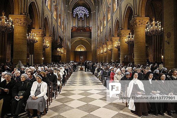 Chrisam-Messe in der Kathedrale Notre Dame de Paris.
