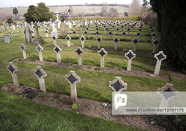 Marinefriedhof aus der Zeit vor 1940 mit vielen Gräbern und Denkmälern der HMS Ganges  Shotley  Suffolk