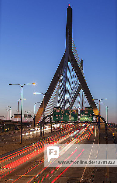 Verkehr auf einer Hängebrücke  Leonard P. Zakim Bunker Hill Bridge  Boston  Massachusetts  USA