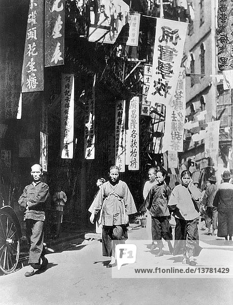 Hongkong  China: ca. 1923 Eine belebte Straße im Eingeborenenviertel von Hongkong.