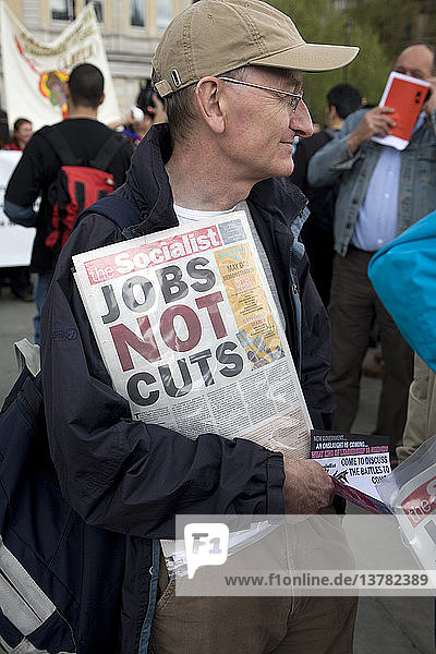 Marsch zum 1. Mai und Kundgebung am Trafalgar Square  1. Mai 2010 Mann mit der Zeitung der Sozialistischen Partei ´The Socialist´
