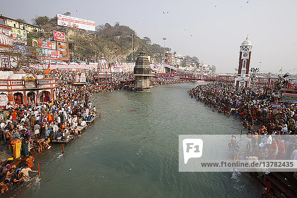 Tausende von Gläubigen versammeln sich in Haridwar  um anlässlich des ´Navsamvatsar´  einem hinduistischen Feiertag  der während des Maha Kumbh Mela-Festes stattfindet  ein Bad im Fluss Ganges zu nehmen '