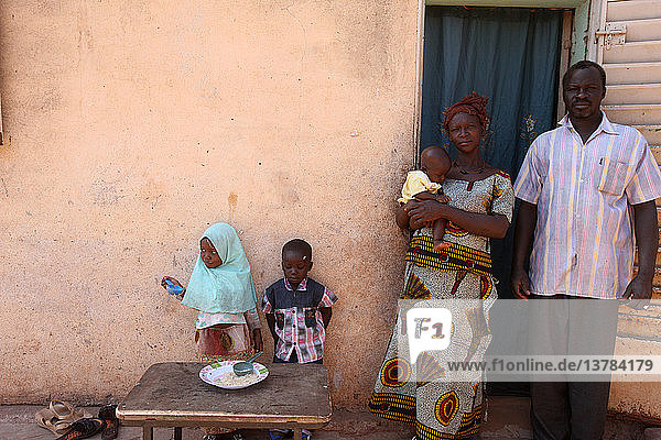 Afrikanische Familie  die in einem Armenviertel von Bamako lebt. Mahlzeit.