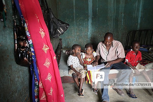 Vater und Kinder zu Hause  Bamako  Mali.