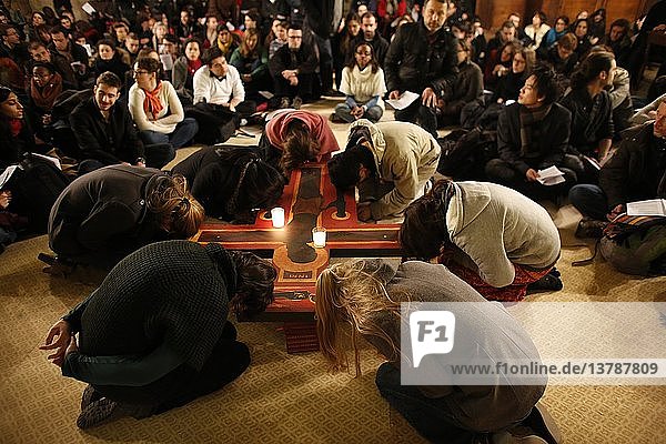 Christliche Gebetswache  organisiert von der Taize-Gemeinschaft in der Kirche Saint-Eustache  Paris.