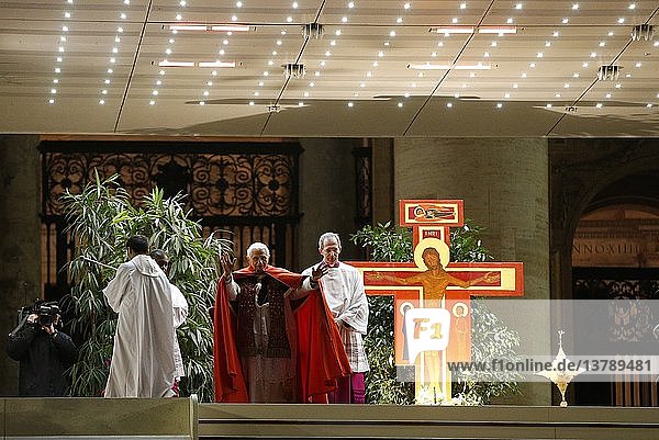 Papst Benedikt XVI. betet mit den Pilgern aus Taize auf dem Petersplatz.