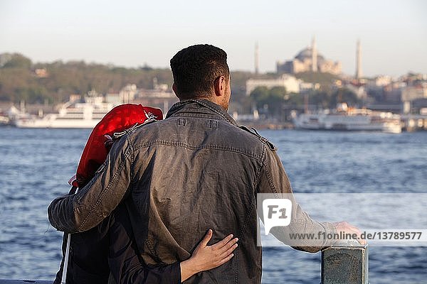 Junges Paar am Bosporus  Istanbul  Türkei.