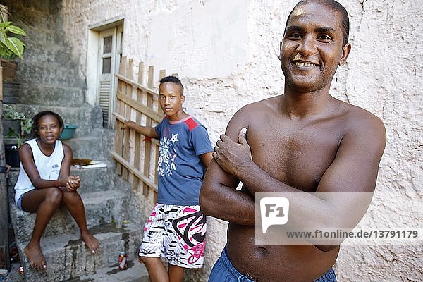 Familie zu Hause in der Favela Alagados.