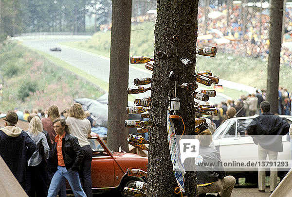 Ein Baum mit eingesteckten Flaschen  typisch für die Zuschauerbereiche rund um die bewaldete 14 2 Meilen lange Nordschleife des Nürburgrings  Deutschland 1960er Jahre.