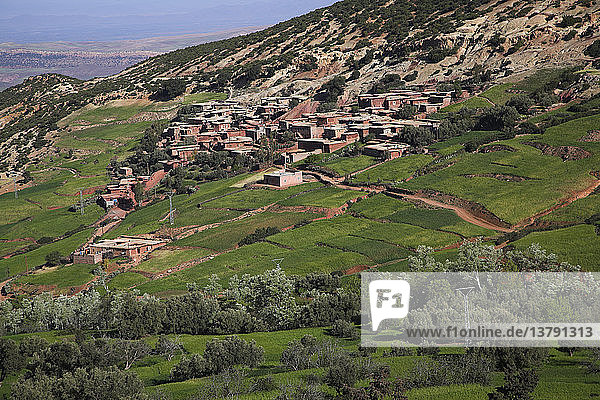 Berberdorf an den grünen  nach Nordwesten ausgerichteten Ausläufern des Atlasgebirges an der Tiz-n-Tichka-Straße Marokko Nordafrika